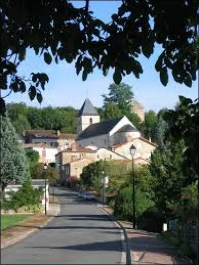Nous arrivons à Queaux, commune Viennoise située en région ...