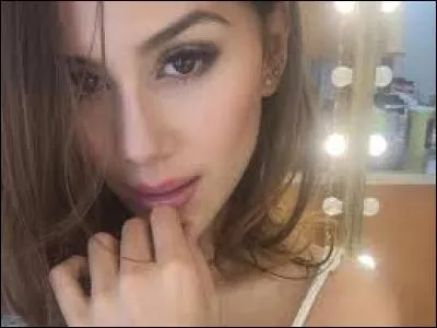 Une personne veut être avec cette jeune vampire. Qui est-ce ?