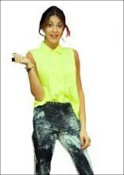 Avec qui Violetta partage-t-elle son premier baiser ?