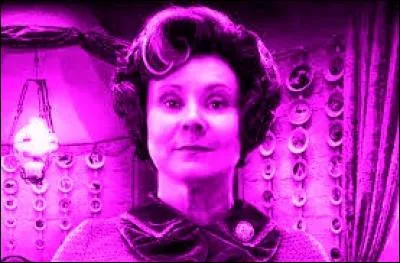 Tout en rédigeant un article, vous avez pensé à une charmante sorcière du monde d'Harry Potter qui adore le rose, les chats et les plumes sanguinaires :