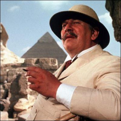 Peter Ustinov y incarne Hercule Poirot le célèbre détective ....