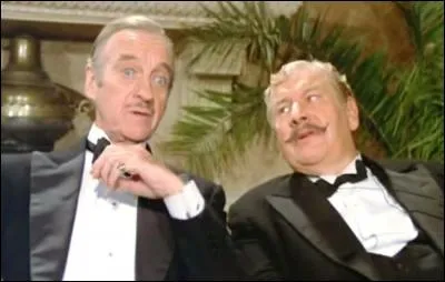 Le Colonel John Race (à gauche)est interprété par :