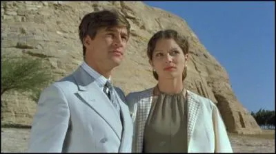 Simon MacCorkindale (à gauche) , jeune acteur, joue Simon Doyle l'un des meurtriers ;on le connait mieux comme personnage principal d'une série télé ; laquelle ?