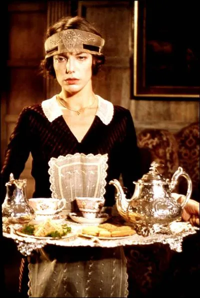 Qui joue Louise la femme de chambre ?