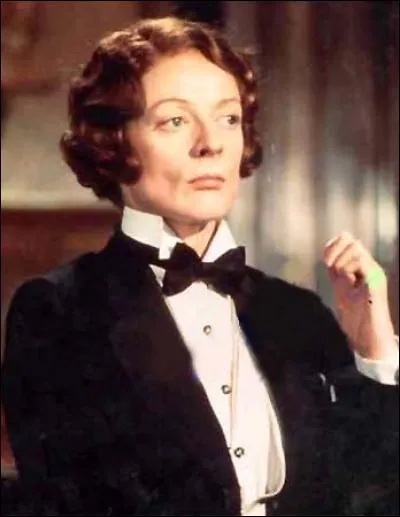 Miss Bowers est interprétée par "Minerva McGonagall" vue plus tard dans "Harry Poter"; il s'agit de :