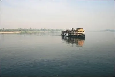 Sur quel type de bateau se déroule l'action ?