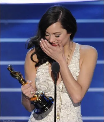 Terminons avec une femme. Il aura fallu attendre 48 ans au cinéma français pour voir une actrice revenir au pays avec la précieuse statuette. Après Simone Signoret, en quelle année Marion Cotillard remporte-t-elle l'Oscar pour le film : "La Môme" ? (C'est ma question chiffre.)