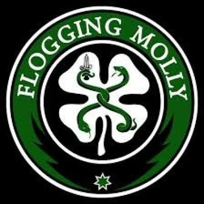 Terminons dans une ambiance irlandaise avec les Flogging Molly qui chantent ''Whistles the Wind'' qu'on pourrait traduire par...