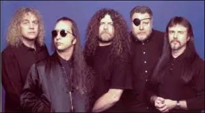 ''Dust in the Wind'' est une chanson interprétée par un groupe qui porte le nom de l'État situé le plus au centre des USA.