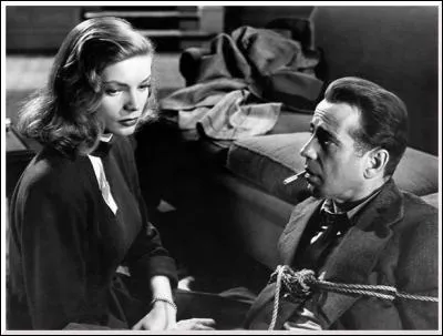 Le détective Philip Marlowe est bien ficelé sous les yeux de Lauren Bacall dans...