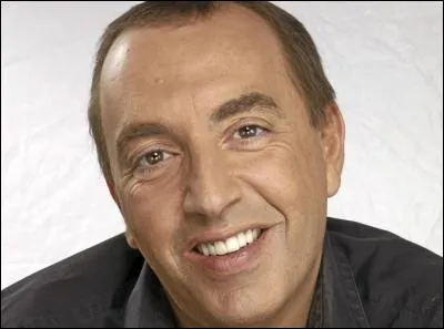 Marseillais de base, je suis allé de TF1 à NRJ 12, en passant par Direct 8 (renommée D8). A la radio, vous pouvez m'entendre sur Europe 1. Qui suis-je ?