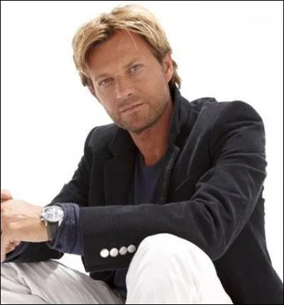 Très polyvalent, en plus d'être journaliste, j'anime aussi à la télévision ainsi qu'à la radio et je réalise des documentaires. Je présente les journaux du weekend sur France 2. Qui suis-je ?