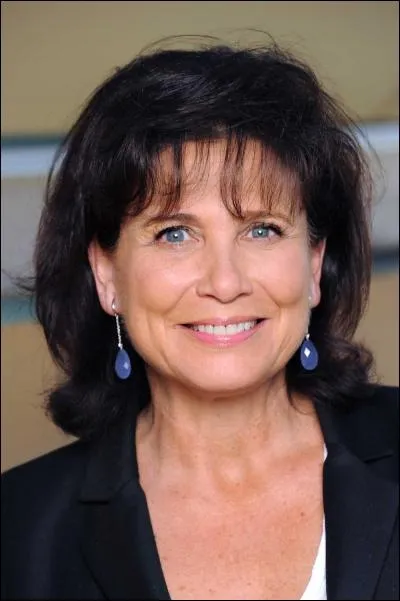 Je ne suis pas né en France, mais à New York aux Etats-Unis. J'ai écrit plusieurs livres dont "Caméra subjective", sorti en 2002. Mon ex-époux est Dominique Strauss-Kahn. Qui suis-je ?