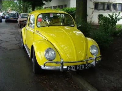 Qui conduit cette voiture jaune ?