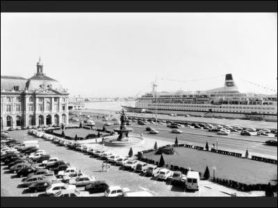 Dans quelle ville peut-on admirer la place de la Bourse ?