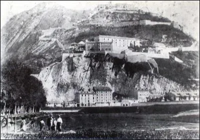 Sur les hauteurs de quelle ville peut-on voir cette bastille qui est un fort militaire du XIXe siècle ?