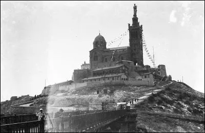 Quelle ville est dominée par la basilique Notre-Dame-de-la-Garde ?