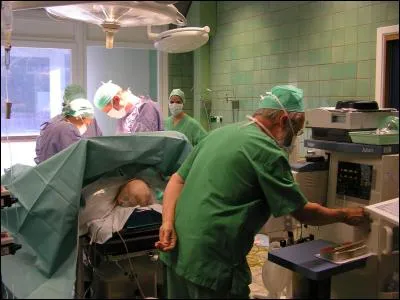 Domaine de la médecine qui s'applique aux reins, aux voies urinaires des hommes et des femmes, au système reproducteur masculin (appareil uro-génital masculin) et aux glandes surrénales.