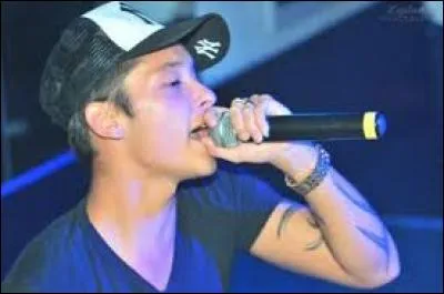 Toy nawaach chante-t-il avec lui ?