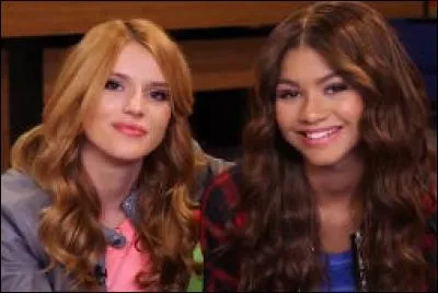 Sous quelle couverture la fille, à gauche de la photo, a-t-elle essayé de s'infiltrer pour avoir des informations sur la famille Cooper ?