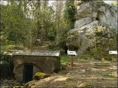La Marne est une rivière qui prend sa source à :