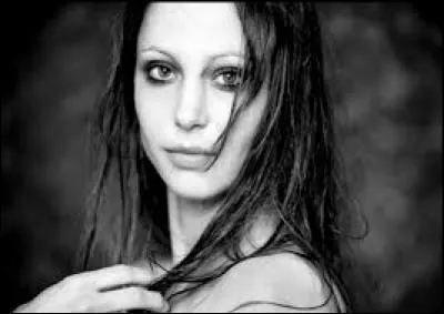 Qui fait le doublage français de Clara Alonso ?