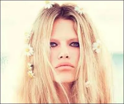 Dans quelle chanson de Brigitte Bardot peut-on entendre les paroles "Sur la plage abandonnée / Coquillages et crustacés / Qui l'eût cru déplorent la perte de l'été / Qui depuis s'en est allé" ?