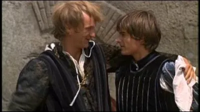 Dans "Roméo et Juliette" de Shakespeare, quel personnage, ami de Roméo, meurt suite à un duel contre Tybalt ?