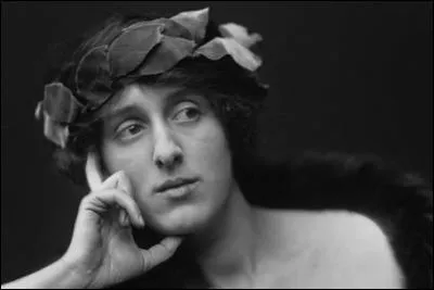 Le 28 mars 1941, cette femme de lettre anglaise remplit ses poches de pierres et se jette dans la rivière Ouse, près de sa maison de Rodmell : c'est un suicide.