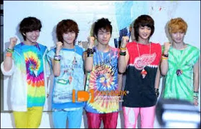 Dans quelle chanson trouve-t-on SHINee à un bal masqué ?