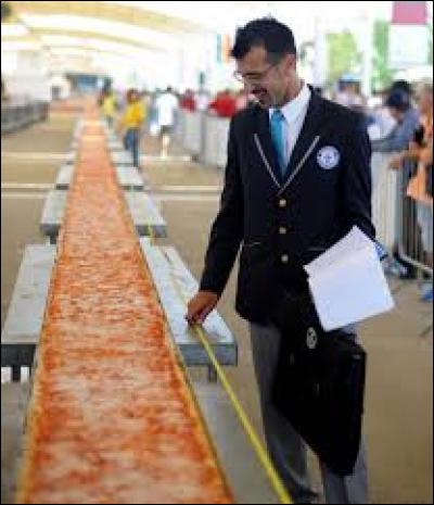 Quelle est la longueur de la pizza la plus longue du monde d'après un record en 2015 ?
