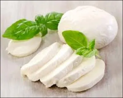 Quel fromage italien est utilisé comme ingrédient principal de la pizza ?