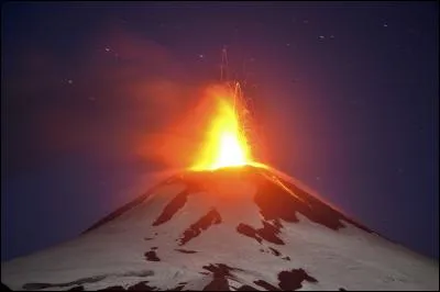 Dans quel pays se situe le volcan "Lila" ?