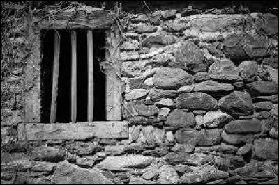 Ce chanteur avait sorti ''Les Murs de poussière'' , son premier album où figurait le titre ''Petite Marie'' .