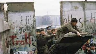 ''Un mur est tombé, un homme se retourne.
Est-ce qu'il a rêvé ? Est-ce une page qu'on tourne ?
Déjà la rumeur qui court de ville en ville.
On s'embrasse, on pleure, il reste immobile ''
Quel chanteur a interprété ''Combien de murs'' ?