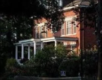 ''Un terrain vague, de vagues clôtures
Un couple divague sur la maison future. 
On s'endette pour trente ans, ce pavillon sera le nôtre
Et celui de nos enfants corrige la femme enceinte. 
Les travaux sont finis, du moins le gros oeuvre
Ça sent le plâtre et l'enduit et la poussière toute neuve (bis)'' (4 murs et un toit) 
Qui a chanté ces paroles ?