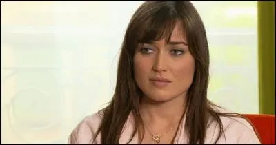 Elle se prénomme Fanny, c'est une chanteuse. Ses deux petits amis s'appellent Sean et Antoine, ils font un couple à 3. Elle a craqué pour Nicolas et fait tout pour être avec lui.