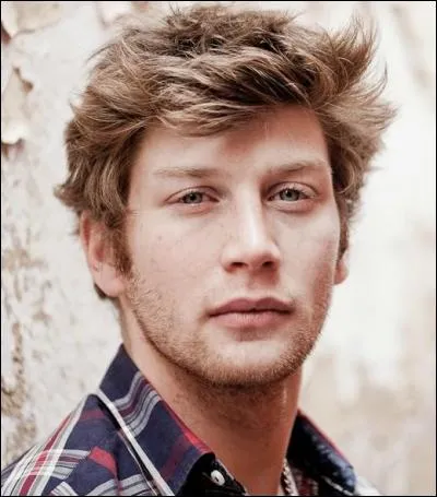 C'est un jeune peintre, qui tombe amoureux de Bénédicte. Franck se met donc en couple avec elle mais il est encore amoureux de son ancienne petite copine.