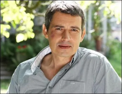 José est le dragueur de la bande, il a été en couple avec Bénédicte mais à cause de ces infidélités elle l'a remplacé.