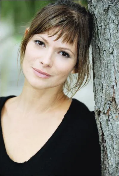 Laly fait aussi partie de la bande depuis "Hélène et les Garçons". Elle est un peu folle et fait des rêves prémonitoires.