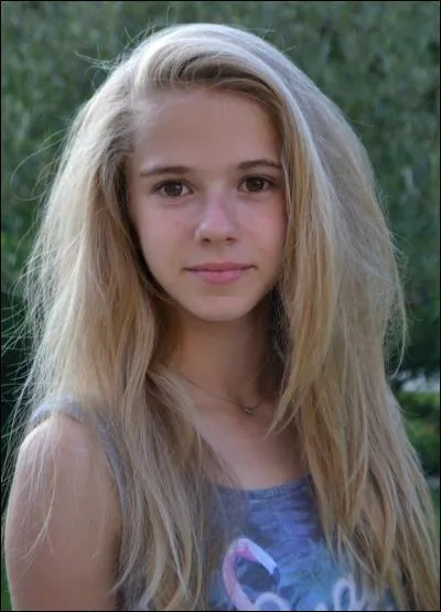 C'est la fille de Bénédicte et Jimmy, elle se prénomme Léa.