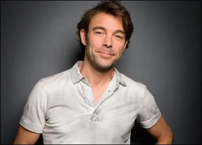 C'est le tombeur de la série, il a fait ses débuts dans "Hélène et les Garçons". Son premier amour est Hélène. Nicolas collectionne les femmes.