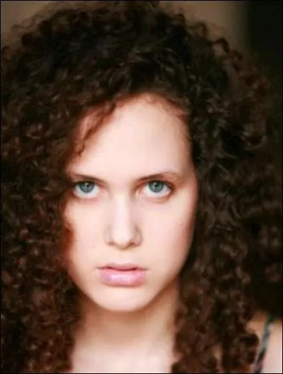 Noémie est la jeune fille recherchée par sa petite soeur aidée de la bande. Elle séjourne dans "ferme bio" (secte) où Virgile la détient.