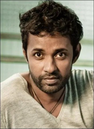 C'est le chauffeur de taxi, l'ami de toute la bande. Rudy est en couple avec Chrystale.