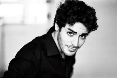 Sean est le deuxième petit ami de Fanny et le troisième du groupe de musique. Il part au bout d'une saison.