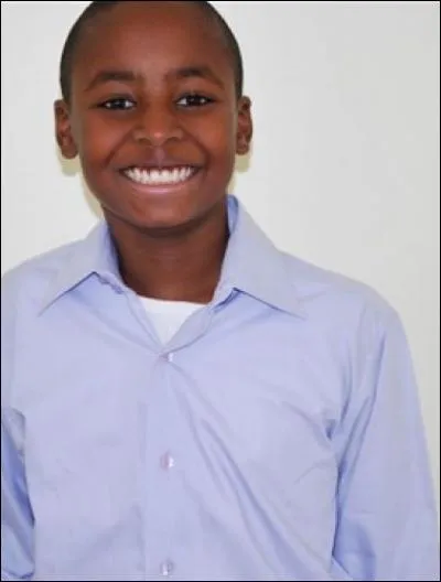 Tim est le petit garçon recueilli par Hélène, qui est venu de son pays pour subir une opération.