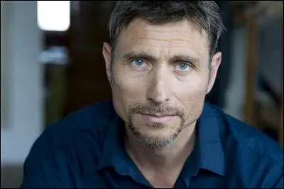 C'est le dirigeant de la "ferme bio" qui est en réalité une secte. Il s'appelle Virgile Millon, c'est un des amants d'Ingrid Soustal.