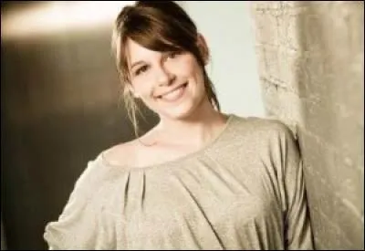 Elle interprète le rôle d'Angèle Dumont, chanteuse et serveuse. C'est aussi la fiancée de Christian. C'est la petite jeune de la bande.