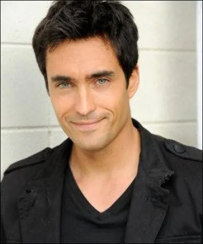 C'est un musicien, il se nomme Antoine Vargas et c'est le petit ami de Fanny avec Sean.