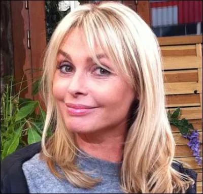 Elle interprète Claude, la femme du producteur de Laly, François. Elle a joué à l'époque dans "Les Filles d'à côté" et "Les Nouvelles Filles d'à côté".